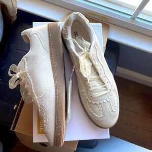 Cushinaire woman’s fashion sneakers, size 11, Belinda, Ivory, faux leather